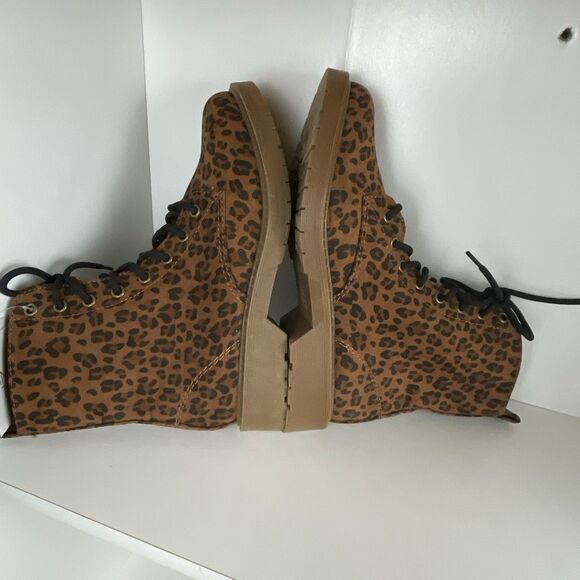 NEW Leopard Print Faux Suede Lug Sole Boots 8 - Picture 9 of 9